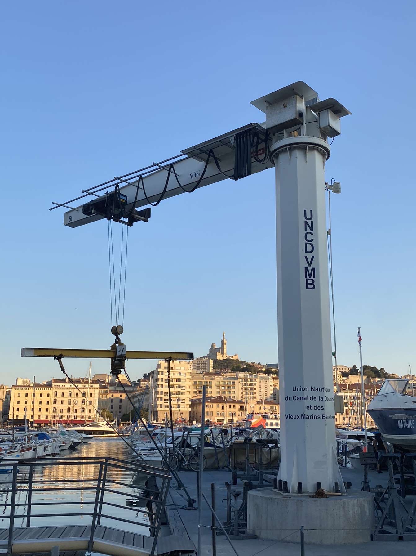 https://www.vdpi-france.fr/wp-content/uploads/2021/05/installation_potence_sur_fut_port_de_marseille_1-vdpi.jpg